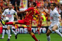 Le Br�silien Eduardo Ribeiro dos Santos et le RC Lens se sont impos�s 2 � 1 face � Troyes dans le cadre de la troisi�me journ�e de Ligue 2.<br />PHOTO JOHAN BEN AZZOUZ / LA VOIX DU NORD