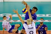 Pour le premier jour du tournoi de France de Volley-Ball, G�rald Hardy-Dessources et les bleus se sont inclin�s 3 sets � 2 (25-20, 19-25, 25-15, 23-25, 15-12) face � la Slov�nie.<br />PHOTO JOHAN BEN AZZOUZ / LA VOIX DU NORD