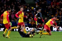 Gregory Pujol n'est pas parvenu � prendre le dessus sur Queudrue et les Lensois. Le derby s'est donc achev� sur un logique partage des points. VA n'a plus gagn� � Bollaert depuis le 07 avril 81 !<br />PHOTO JOHAN BEN AZZOUZ / LA VOIX DU NORD