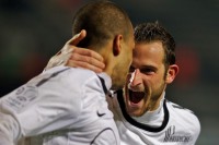 Gregory Pujol et Mathieu Dossevi se congratulent apr�s l'ouverture du score en d�but de seconde p�riode.<br />PHOTO JOHAN BEN AZZOUZ / LA VOIX DU NORD