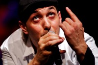 Kaddour, charismatique chanteur d'HK et Les Saltimbanks lors du festival A travers Chants.<br />PHOTO JOHAN BEN AZZOUZ / LA VOIX DU NORD