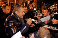 Dany Boon et son �quipe �taient au cin�ma Le Sonhir � Hirson dans le cadre de la tourn�e d'avant-premi�res pour le film Rien � D�clarer.<br />PHOTO JOHAN BEN AZZOUZ / LA VOIX DU NORD