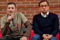 Tour de France anti-drogue de Jean-Luc Delarue et de son �quipe. Ici au lyc�e d'Avesnes-sur-Helpe.<br />PHOTO JOHAN BEN AZZOUZ / LA VOIX DU NORD