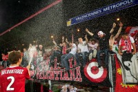 Pour le dernier match de la saison de Ligue�1 face � Nice, et surtout pour le dernier match de championnat dans l'ancien stade Nungesser, Ducourtioux et les Valenciennois ont cl�tur� 81 ans d'histoire avec une magnifique victoire et beaucoup d'�motions !<br />PHOTO JOHAN BEN AZZOUZ / LA VOIX DU NORD