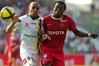 Vincent Aboubakar et les Valenciennois n'ont pas eu la partie facile, notamment face au Sochalien Carlao.<br />PHOTO JOHAN BEN AZZOUZ / LA VOIX DU NORD
