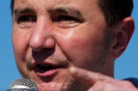 Olivier Besancenot, le porte-parole du Nouveau Parti anticapitaliste, a apport� son soutien aux gr�vistes de Toyota Onnaing qui demandent � la direction de l'usine un treizi�me mois et une prime de 800 euros.<br />PHOTO JOHAN BEN AZZOUZ / LA VOIX DU NORD