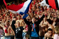 Pour le dernier match au stade Nungesser, les ultras ont occup� pour la derni�re fois la mythique tribune de fer, avant de rejoindre le nouveau <i>stade du Hainaut</i> la saison prochaine. En battant Nice, les Valenciennois ont offert � leurs supporters un immense bonheur !<br />PHOTO JOHAN BEN AZZOUZ / LA VOIX DU NORD