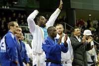 Forfait � cause d'une blessure lors des �preuves individuelles la veille, le champion du monde Teddy Riner a parfaitement soutenu son �quipe de Levallois.<br />PHOTO JOHAN BEN AZZOUZ / LA VOIX DU NORD