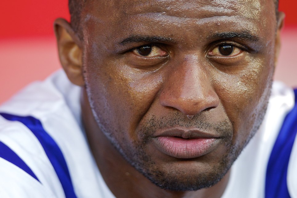 Victime d'un arr�t cardiaque en 2008 lors d'un entra�nement, le monde du football n'oublie pas l'ex-d�fenseur Valenciennois David Sommeil. Ici Patrick Vieira vient de mouiller le maillot pour son pote, d�sormais lourdement handicap�...<br />PHOTO JOHAN BEN AZZOUZ / LA VOIX DU NORD