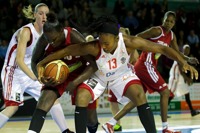 La Villeneuvoise Olayinka Sanni, ici � la lutte avec la Ni�oise Jeanne Senghor, s'est r�volt�e avec ses co�quipi�re en fin de match (83-80).<br />PHOTO JOHAN BEN AZZOUZ / LA VOIX DU NORD
