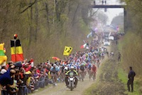Arriv�e du peloton sur la mythique et poussi�reuse Trou�e d'Arenberg, le secteur pav� le plus difficile de la course cycliste Paris-Roubaix avec une longueur de 2,4 km.<br />PHOTO JOHAN BEN AZZOUZ / LA VOIX DU NORD