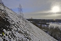 Le terril de la fosse Ledoux � Cond� sur l'Escaut, sous la neige et le soleil d'hiver.<br />PHOTO JOHAN BEN AZZOUZ / LA VOIX DU NORD