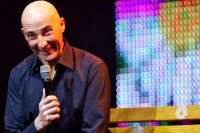 Salle comble au th��tre d'Anzin o� 1200 personnes ont pu assister au tout nouveau spectacle du c�l�bre imitateur des <i>Guignols de l'info</i> et d'<i>Europe 1</i>.<br />PHOTO JOHAN BEN AZZOUZ / LA VOIX DU NORD
