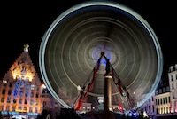 La traditionnelle ��Grande Roue�� sur la Grand'Place Lilloise, pr�sente � chaque No�l depuis vingt-trois ans.<br />PHOTO JOHAN BEN AZZOUZ / LA VOIX DU NORD