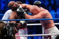 Jeudi soir � Paris � la halle Georges-Carpentier (13e), le pugiliste fran�ais Jean-Marc MORMECK a battu l'Am�ricain Fres OQUENDO en le dominant aux points lors de son deuxi�me combat chez les poids lourds devant pr�s de 4000 spectateurs...<br />PHOTO JOHAN BEN AZZOUZ / LA VOIX DU NORD