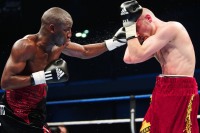 Jeudi soir � Paris � la halle Georges-Carpentier (13e), le pugiliste h�mois Daouda SOW s'est impos� � l'unanimit� des juges face au normand et gaucher S�bastien CORNU, devant pr�s de 4000 spectateurs...<br />PHOTO JOHAN BEN AZZOUZ / LA VOIX DU NORD