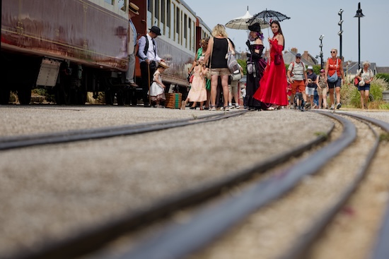 Un point de vue très bas : le cadrage se décide autant avec le boîtier qu’avec la position du photographe.