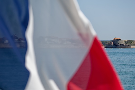 Le drapeau français dévoile le fort d’Ambleteuse au gré du vent.
