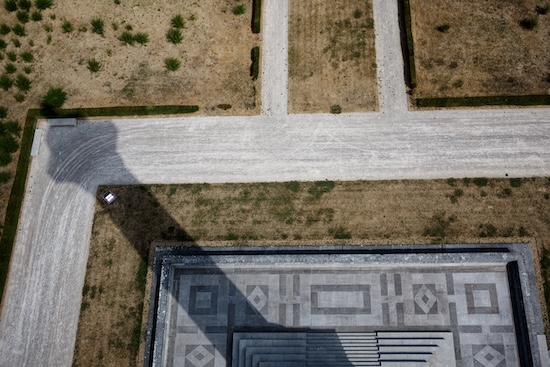 L’ombre de la colonne Napoléon s’étire sur les allées du jardin à Wimille.