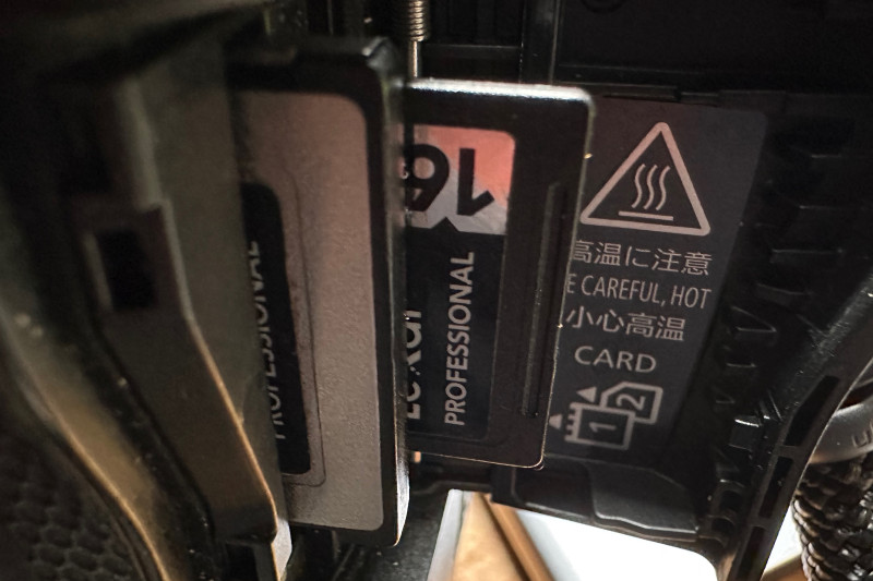 Boîtier photo avec deux emplacements pour cartes mémoire
